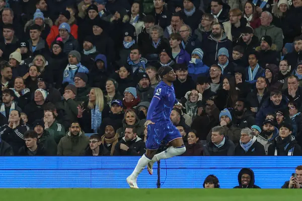 Chelsea 'li Noni Madueke, Manchester City ile Chelsea maçında 25 Ocak 2025' te Etihad Stadyumu 'nda oynanan Premier League maçında 0-1 kazanma golünü kutluyor.