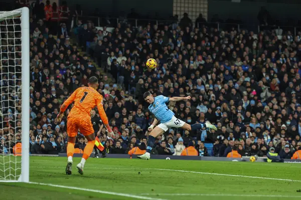 Manchester City 'den Phil Foden, Manchester City' nin Chelsea 'ye karşı oynadığı Premier League maçında 25 Ocak 2025' te Etihad Stadyumu 'nda kaleye doğru ilerliyor.