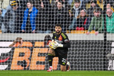 Arsenal 'den David Raya, Premier League maçında Wolverhampton Wanderers' a karşı Molineux, Wolverhampton, Birleşik Krallık 'ta 25 Ocak 2025' te oynanan maçta topla hareket halinde.