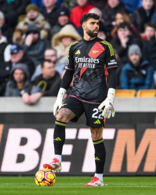 Arsenal 'den David Raya, Premier League maçında Wolverhampton Wanderers' a karşı Molineux, Wolverhampton, Birleşik Krallık 'ta 25 Ocak 2025' te oynanan maçta topla hareket halinde.