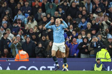 Manchester City 'den Erling Haaland, 25 Ocak 2025 tarihinde Etihad Stadyumu' nda oynanan Premier League maçında Manchester City ile Chelsea maçında 2-1 kazanma golünü kutluyor.