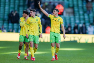 Norwich City 'den Callum Doyle, 25 Ocak 2025' te Norwich City ile Swansea City 'nin Carrow Road, Norwich, İngiltere' de oynanan Sky Bet Şampiyonası maçının ardından takımların kazandığı galibiyet sonrasında taraftarları kabul ediyor.
