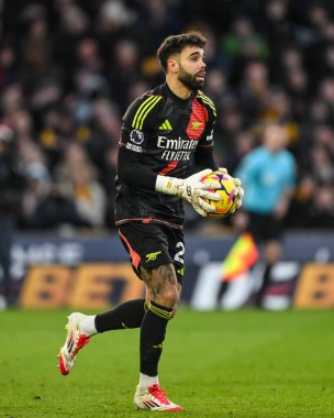 Arsenal 'den David Raya, Premier League maçında Wolverhampton Wanderers' a karşı Molineux, Wolverhampton, Birleşik Krallık 'ta 25 Ocak 2025' te oynanan maçta topla hareket halinde.