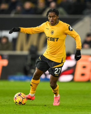 Wolverhampton Wanderers takımından Jean-Ricner Bellegarde, Premier League maçında Wolverhampton Wanderers 'a karşı Molineux, Wolverhampton, Birleşik Krallık' ta 25 Ocak 2025 'te oynanan maçta topu aldı.