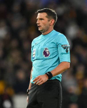 Hakem Michael Oliver Premier Lig karşılaşmasında Wolverhampton Wanderers Arsenal 'e karşı Molineux, Wolverhampton, Birleşik Krallık, 25 Ocak 2025