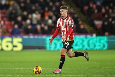 Sheffield United takımından Harrison Burrows, 24 Ocak 2025 'te Sheffield United' ın Hull City 'ye karşı oynadığı, Bramall Lane, Sheffield, Birleşik Krallık' ta oynanan maçta topu aldı.