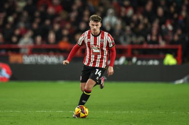 Sheffield United takımından Harrison Burrows, 24 Ocak 2025 'te İngiltere' nin Bramall Lane kentinde oynanan Sheffield United-Hull City maçında topu düşürüyor.
