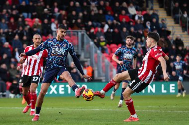 Blackpool takımından Ashley Fletcher, 25 Ocak 2025 'te St James' Park, Exeter, İngiltere 'de oynanan Exeter City-Blackpool maçında pas veriyor.