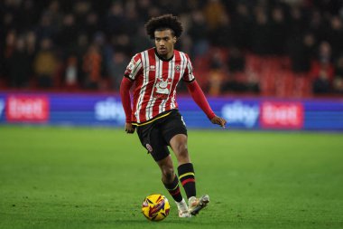 Sheffield United takımından Sam McCallum, 24 Ocak 2025 'te İngiltere' nin Bramall Lane kentinde oynanan Sheffield United-Hull City maçında topu düşürüyor.
