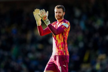Norwich City 'den Angus Gunn, 25 Ocak 2025' te Norwich City, Norwich City 'de oynanan Sky Bet Şampiyonası maçının ardından takımların kazandığı galibiyet sonrasında taraftarları kabul ediyor.