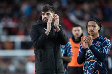 Blackpool 'dan Tom Bloxham, 25 Ocak 2025' te St James 'Park, Exeter, İngiltere' de oynanan Sky Bet 1 maçı sonrasında gezgin taraftarları alkışlıyor.