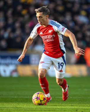 Arsenal 'den Leandro Trossard, Premier League maçı sırasında Molineux, Wolverhampton, Birleşik Krallık' ta Wolverhampton Wanderers - Arsenal maçında topa vuruyor.