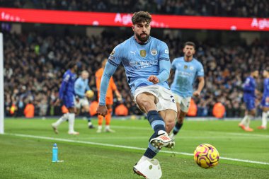 Manchester City 'den Joko Gvardiol 25 Ocak 2025 tarihinde Etihad Stadyumu' nda Manchester City 'nin Chelsea' ye karşı oynadığı Premier League maçında 1-1 'lik galibiyet golünü atarken yedek topu atıyor.