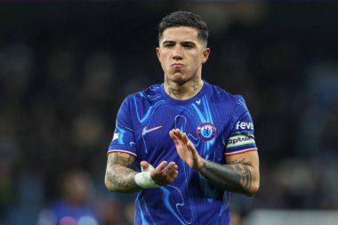Chelsea 'den Enzo Fernnndez, Premier League maçından sonra İngiltere' nin Etihad Stadyumu 'nda Manchester City' ye karşı Chelsea maçında seyyar taraftarları alkışlıyor.