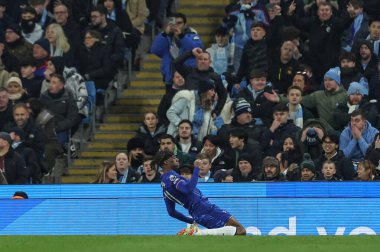 Chelsea 'li Noni Madueke, Manchester City ile Chelsea maçında 25 Ocak 2025' te Etihad Stadyumu 'nda oynanan Premier League maçında 0-1 kazanma golünü kutluyor.