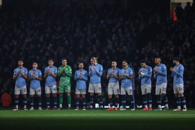 Manchester City oyuncuları Premier League maçında Denis Law, Tony Brook ve Bobby Kennedy 'yi Manchester City ile Chelsea maçında hatırlıyor. Etihad Stadyumu, Manchester, Birleşik Krallık, 25 Ocak 2025