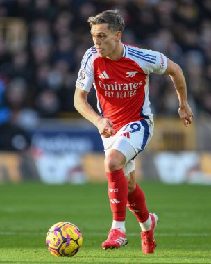 Arsenal 'den Leandro Trossard, Premier League maçı sırasında Molineux, Wolverhampton, Birleşik Krallık' ta Wolverhampton Wanderers - Arsenal maçında topu aldı.