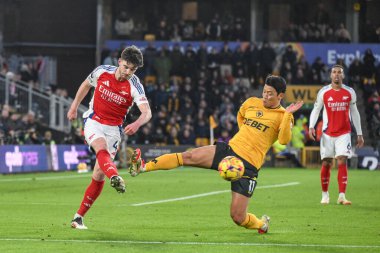 Arsenal 'den Declan Rice, Wolverhampton Wanderers maçında Wolverhampton Wanderers - Arsenal maçında Wolineux, Wolverhampton, İngiltere' de 25 Ocak 2025 'te Hwang Hee-Chan' ın baskısıyla topu temizledi.