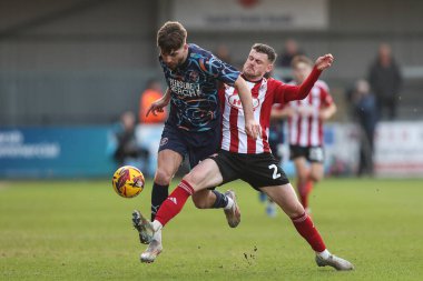 Blackpool 'dan Tom Bloxham, Exeter City' den Jack McMillan 'ın 25 Ocak 2025' te St James 'Park, Exeter, İngiltere' de oynanan Sky Bet 1 maçı sırasında meydan okumasından kaçıyor.