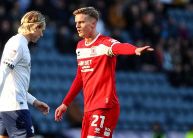 Middlesbrough 'dan Marcus Forss 25 Ocak 2025' te İngiltere 'nin Deepdale kentinde oynanan Sky Bet Şampiyonası' nda takım arkadaşının nerede olması gerektiğine işaret ediyor.