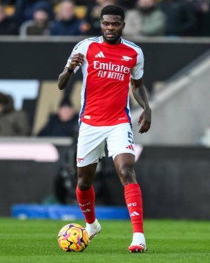 Arsenal 'den Thomas Partey Premier Lig maçı sırasında Wolverhampton Wanderers ile Molineux, Wolverhampton, Birleşik Krallık' ta 25 Ocak 2025 'te oynanan Arsenal maçında topla hareket halinde.