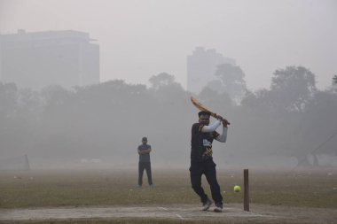 24 Ocak 2025 'te Kolkata' da soğuk bir kış sabahı Meydan 'da gençler kriket oynuyor. 