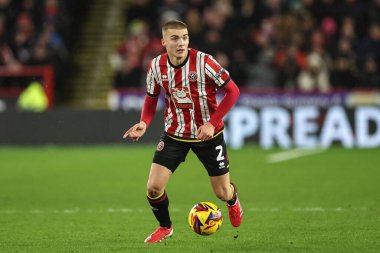 Sheffield United takımından Alfie Gilchrist, 24 Ocak 2025 'te Sheffield United ile Hull City' de oynanan maçta topu aldı.