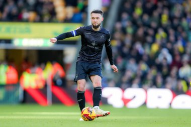 Swansea City AFC takımından Matt Grimes, 25 Ocak 2025 'te Norwich City ile Swansea City arasındaki maçta topla koşuyor.