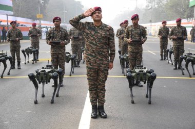 Hint Ordusu, Kızıl Yol, Kolkata, Hindistan 'da yapılacak Cumhuriyet Günü geçit töreni için son prova öncesinde 24 Ocak 2025' te Robotik Katırlar 'ı sergiledi. 