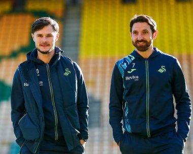 Swansea City AFC 'den Liam Cullen ve Joe Allen, 25 Ocak 2025' te Carrow Road, Norwich City 'de Norwich City - Swansea City maçından önce Carrow Road' a geldiler.
