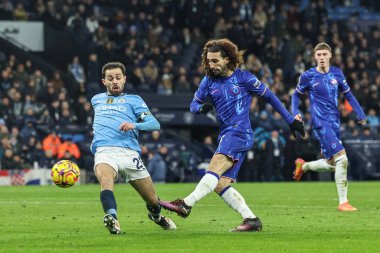 Chelsea 'den Marc Cucurella Premier Lig maçında topu barın üzerinden gönderdi Manchester City Chelsea' ye karşı Etihad Stadyumu, Manchester, Birleşik Krallık, 25 Ocak 2025
