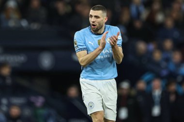 Manchester City 'den Mateo Kovai, 25 Ocak 2025' te Etihad Stadyumu 'nda oynanan Premier League maçında takım arkadaşlarını alkışlıyor.