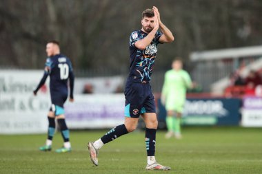 Blackpool 'dan Tom Bloxham, 25 Ocak 2025' te St James 'Park, Exeter, İngiltere' de oynanan Sky Bet 1 karşılaşmasında sahadan ayrılan taraftarları alkışlıyor.