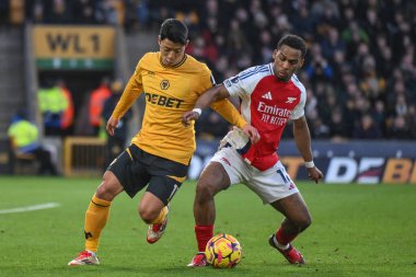 Wolverhampton Wanderers takımından Hwang Hee-Chan ve Arsenal takımından Jurrien Timber Premier League maçında Wolverhampton Wanderers, Arsenal 'e karşı Molineux, Wolverhampton, İngiltere, 25 Ocak 2025