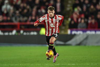 Sheffield United takımından Harrison Burrows, 24 Ocak 2025 'te İngiltere' nin Bramall Lane kentinde oynanan Sheffield United-Hull City maçında topu düşürüyor.