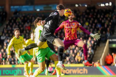 Swansea City AFC 'den Sam Parker, 25 Ocak 2025' te Norwich City 'nin Carrow Road, Norwich City' e karşı oynadığı Sky Bet Şampiyonası maçında topa liderlik ediyor.