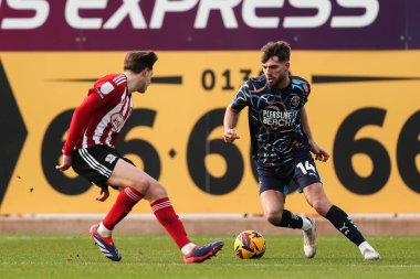 Blackpool 'dan Tom Bloxham, 25 Ocak 2025' te St James 'Park, Exeter, Birleşik Krallık' ta oynanan Sky Bet 1 karşılaşmasında topla ilerliyor.