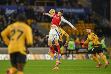 Arsenal 'den Kai Havertz, Wolverhampton Wanderers ile Molineux, Wolverhampton, Birleşik Krallık, 25 Ocak 2025' te oynanan Premier League maçında Santiago Bueno 'dan yüksek topu almak için atlıyor.