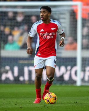 Arsenal 'den Myles Lewis-Skelly, Premier Lig maçında Wolverhampton Wanderers, Molineux, Wolverhampton, Birleşik Krallık' ta 25 Ocak 2025 'te Arsenal' e karşı topa vuruyor.