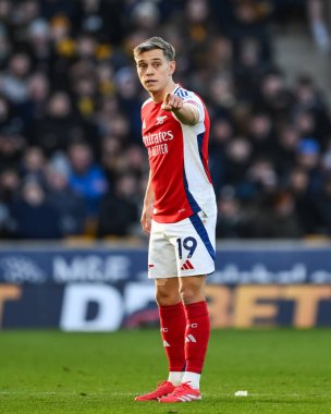 Arsenal 'den Leandro Trossard, Premier League maçında takımına talimatlar veriyor. Wolverhampton Wanderers, Molineux, Wolverhampton, Birleşik Krallık' ta Arsenal 'e karşı, 25 Ocak 2025