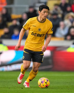 Wolverhampton Wanderers takımından Hwang Hee-Chan, Premier League maçında Wolverhampton Wanderers, Molineux, Wolverhampton, Birleşik Krallık 'ta 25 Ocak 2025' te Arsenal maçında topa vuruyor.