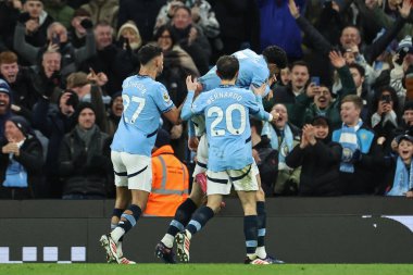 Manchester City 'den Erling Haaland, 25 Ocak 2025 tarihinde Etihad Stadyumu' nda oynanan Premier League maçında Manchester City ile Chelsea maçında 2-1 kazanma golünü kutluyor.
