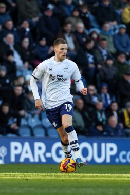 Preston North End 'den Lewis Gibson 25 Ocak 2025' te İngiltere 'nin Deepdale kentinde oynanan Gökyüzü İddia Şampiyonası' nda Preston North End - Middlesbrough maçında topu ayaklarının dibine aldı.
