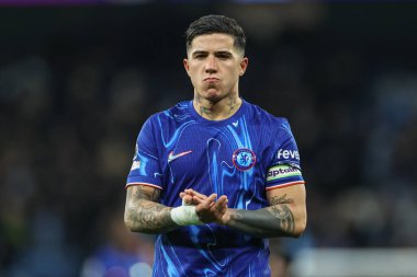 Chelsea 'den Enzo Fernnndez, Premier League maçından sonra İngiltere' nin Etihad Stadyumu 'nda Manchester City' ye karşı Chelsea maçında seyyar taraftarları alkışlıyor.