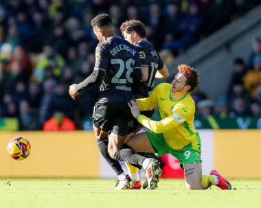 Norwich City 'den Josh Sargent, 25 Ocak 2025' te Norwich City ile Norwich City arasındaki Sky Bet Şampiyonası maçında Swansea City 'den Liam Walsh ve Josh Ginnelly' ye meydan okuyor.