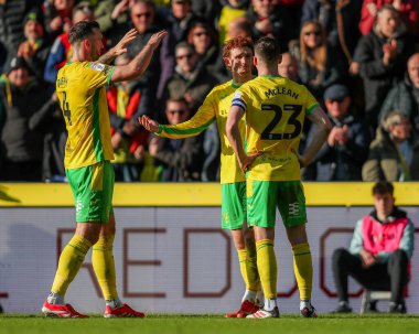 Norwich City 'den Josh Sargent, 25 Ocak 2025' te Norwich City ile Norwich City arasında oynanan Sky Bet Şampiyonası maçında takım arkadaşları ile golünü kutluyor.