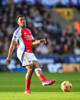 Arsenal 'den Myles Lewis-Skelly Premier League maçında pas veriyor Wolverhampton Wanderers Arsenal' e karşı Molineux, Wolverhampton, Birleşik Krallık, 25 Ocak 2025