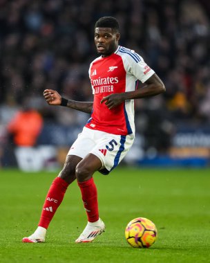 Arsenal 'den Thomas Partey Premier Lig maçı sırasında Wolverhampton Wanderers ile Molineux, Wolverhampton, Birleşik Krallık' ta 25 Ocak 2025 'te oynanan Arsenal maçında topla hareket halinde.