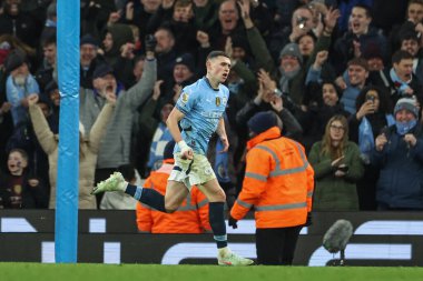 Manchester City 'den Phil Foden, 25 Ocak 2025' te Etihad Stadyumu 'nda oynanan Premier League maçında 3-1' lik galibiyetini kutluyor.