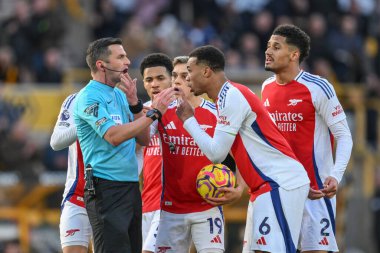 Arsenal 'li Gabriel, Arsenal' li Myles Lewis-Skelly 'ye 25 Ocak 2025' te Molineux, Wolverhampton, İngiltere 'de oynanan Premier League maçında verilen kırmızı kart için hakem Michael Oliver ile tartışır.